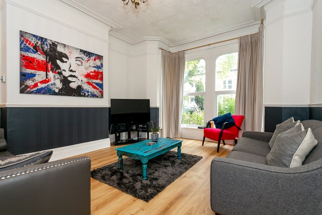 Lovely double room in Victorian town centre house Main Photo