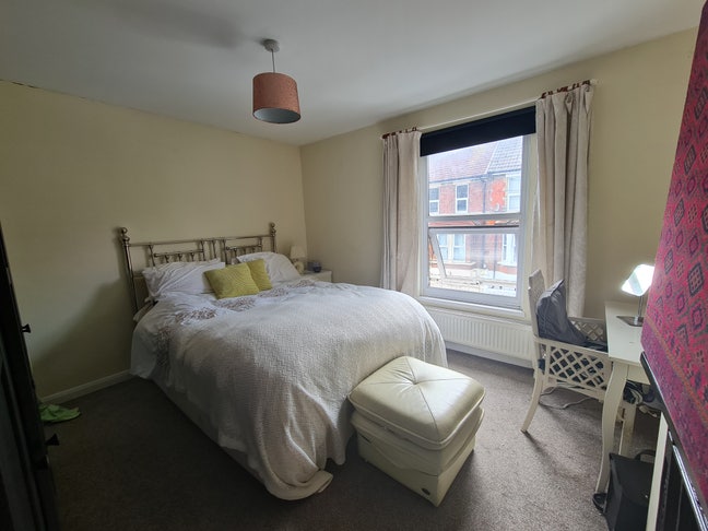 Bed-room for a single person Main Photo