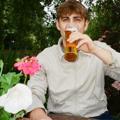 25 year old looking for central with parking Main Photo