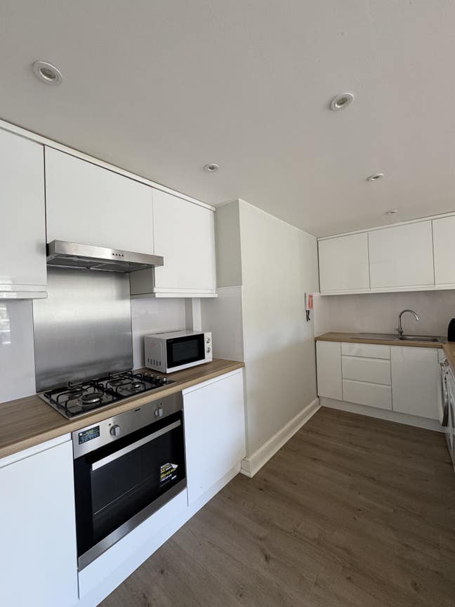 Lovely 3 bed flat Acton Main Photo