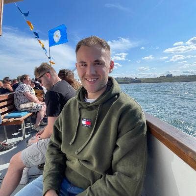 I am a professional male aged 26. I am lookin... Main Photo