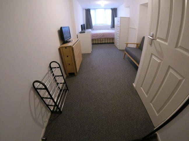 VERY Large Ensuite - available Now!  :-) Main Photo