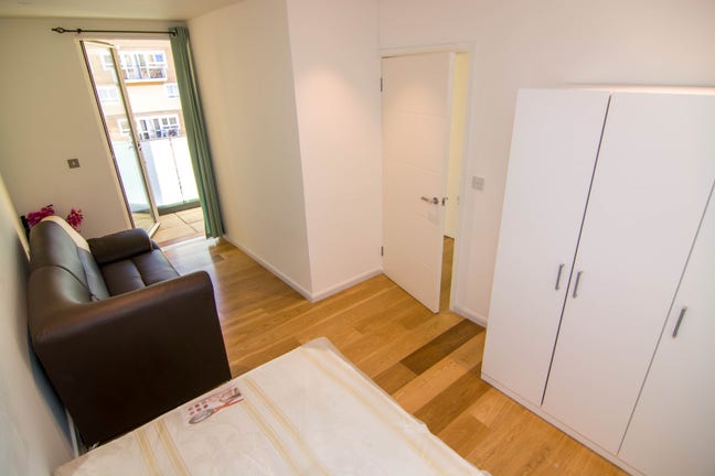 2 rooms available in a 3 bed 2 bath  Main Photo