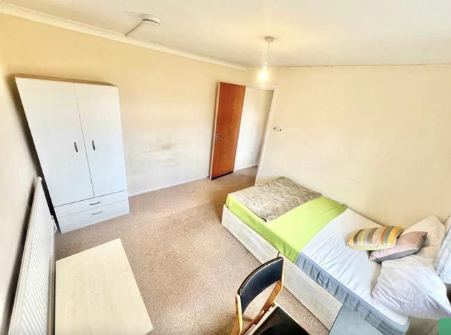 Spacious Room - Close to DLR - Quiet & Lovely Area Main Photo