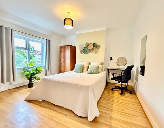 New house, spacious rooms in East Acton!  Main Photo