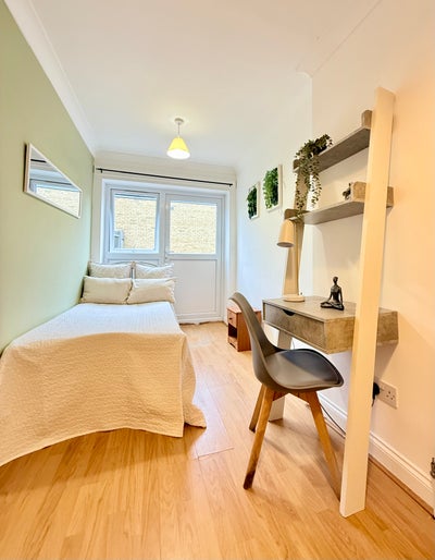 New house, spacious rooms in East Acton!  Main Photo