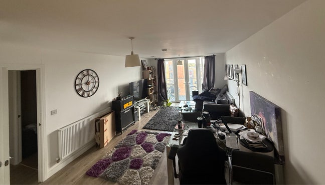 Large double room with en suite by Reading station Main Photo