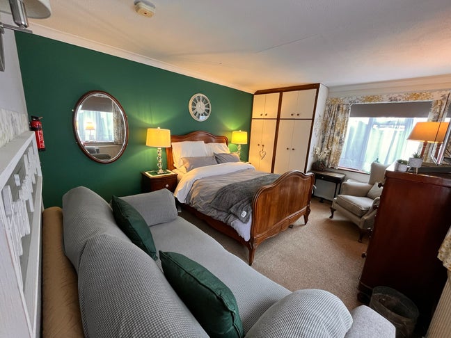 Large cosy double room in Godalming Main Photo