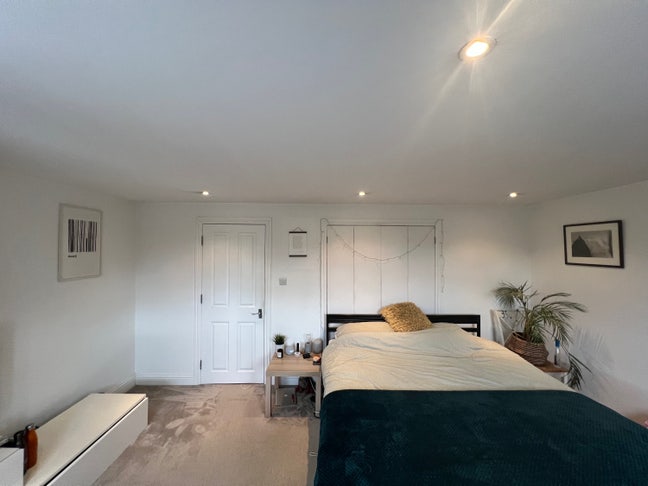 Spacious double room to rent - short term let Main Photo