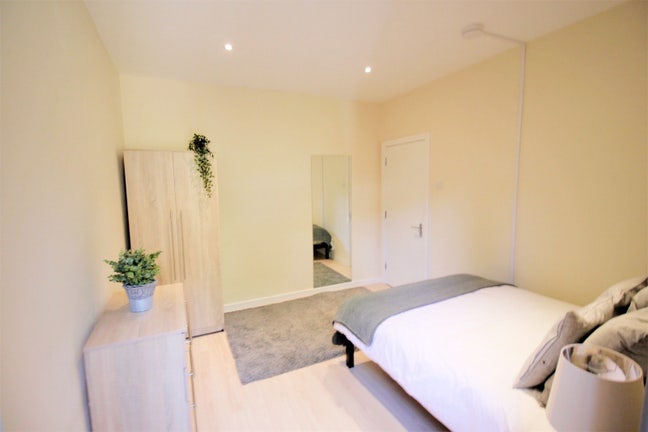 ⭐️Very large room one minute walk to tube⭐️ Main Photo