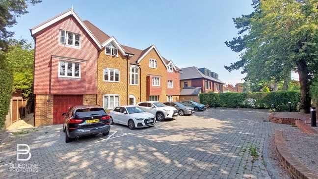 Purley CR8 - 2 Bed Apartment W/Balcony + Garden Main Photo