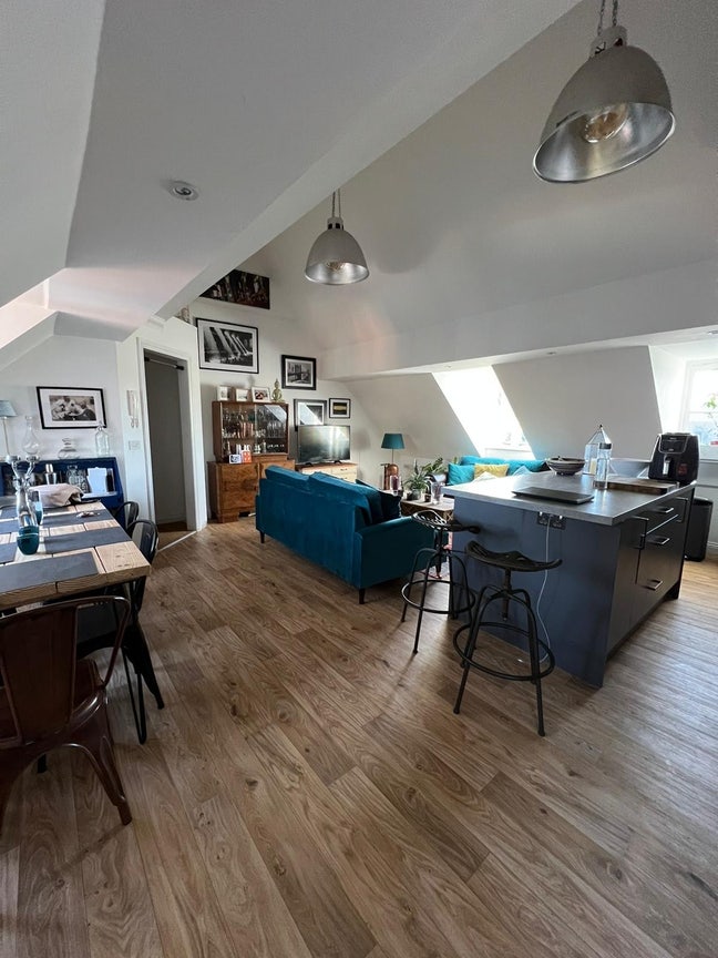 Spacious & stylish loft style apartment Main Photo