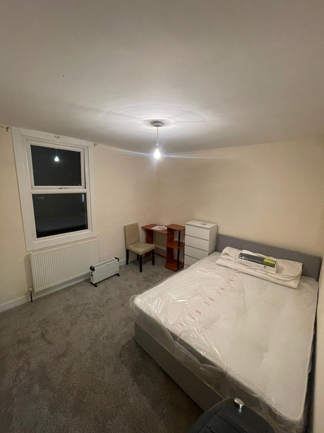 Available NOW close to station and high street  Main Photo