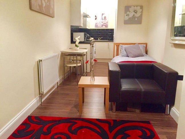 Studio flat -bills included-Rare to the market  Main Photo