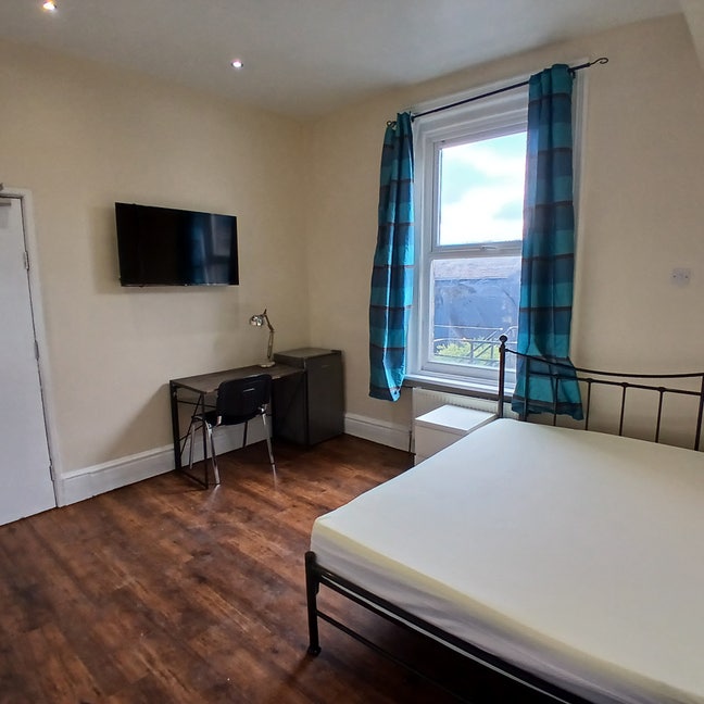 ST6. LARGE Double + Smart TV + Fridge!!! Main Photo