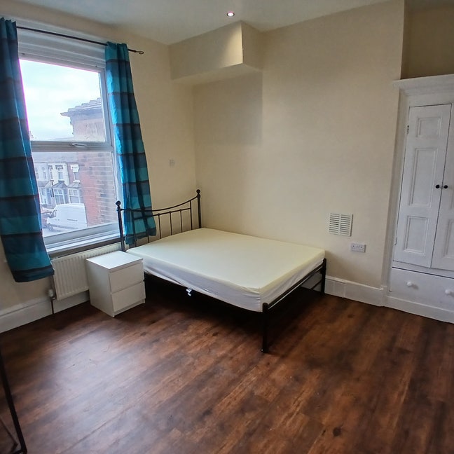 ST6. LARGE Double + Smart TV + Fridge!! Main Photo