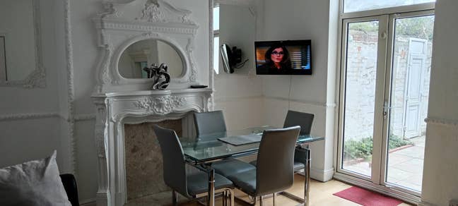 Spacious 6-Bed House – Sleeps 12 | Ideal for Contr Main Photo