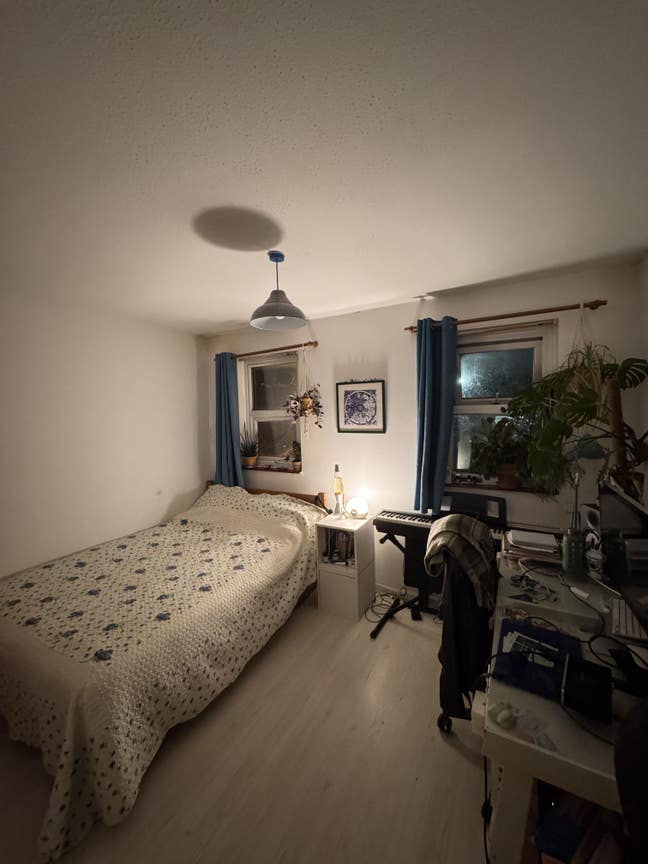Double room in 4 bed house (garden, near tube) Main Photo