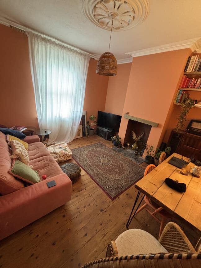 Large Bright Double Room Main Photo