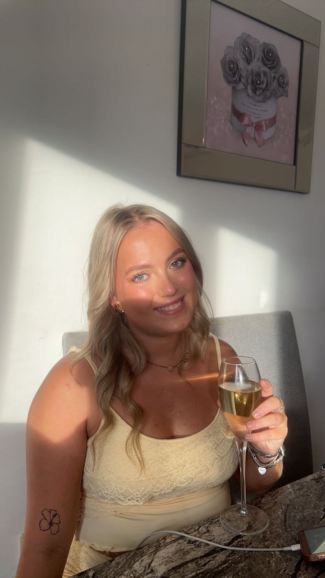 Professional Female seeks a single or double room Main Photo