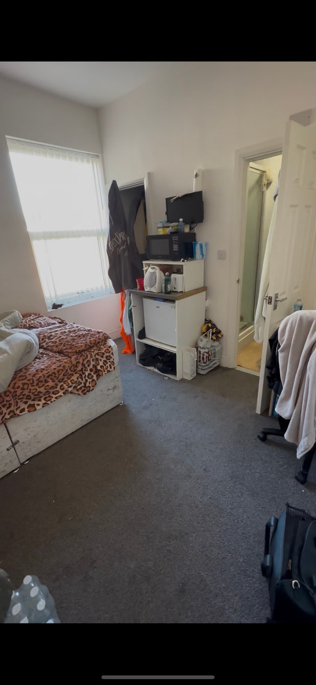 2 bedrooms available in a 5 bed shared apartment  Main Photo