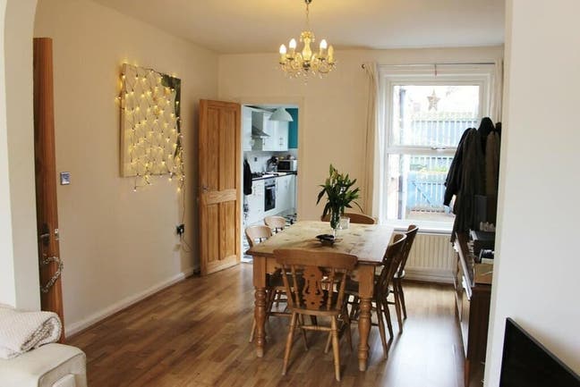 Stunning double room in quiet street close to town Main Photo