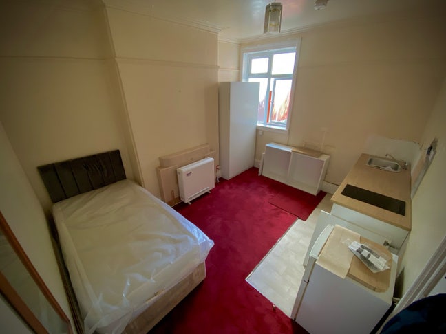 Bedsit w. a private Kitchenette near City Main Photo