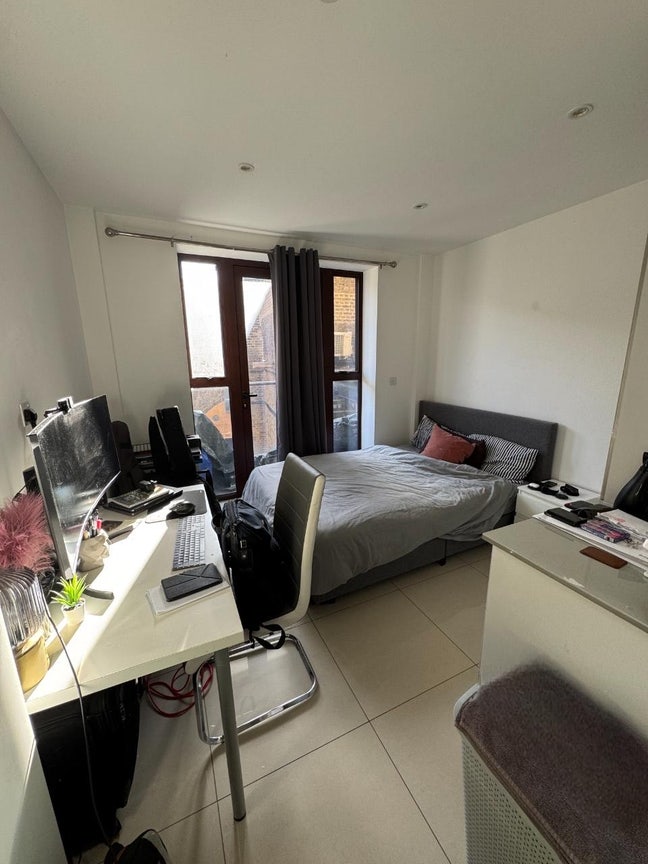 Room in a 2 bed flat at a trendy location Main Photo