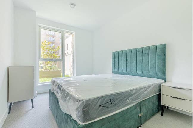 Modern En-Suite Double Bedroom full furnished Main Photo