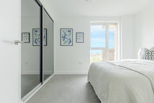 Modern En-Suite Double Bedroom full furnished Main Photo