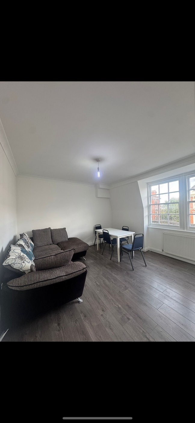 Looking for flatmates singles & doubles available  Main Photo