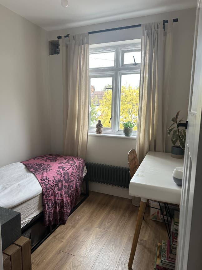 Small single room available in beautiful house  Main Photo