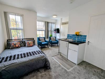 Large self contained room en-suite, kitchenette Main Photo