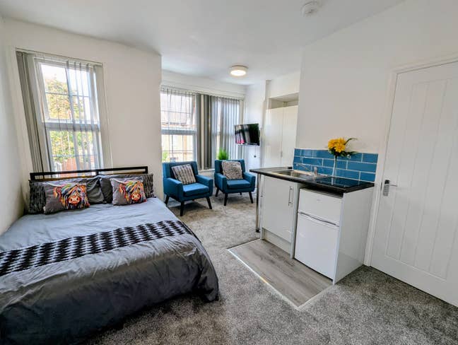 Large self contained room en-suite, kitchenette Main Photo