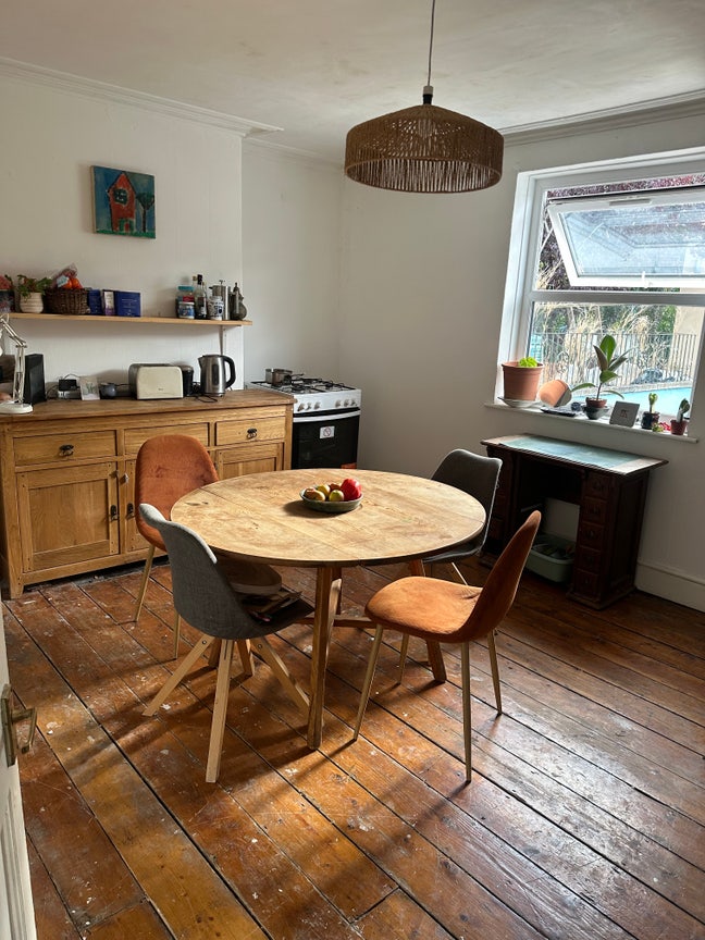 Large Light Room in Friendly House Share Main Photo