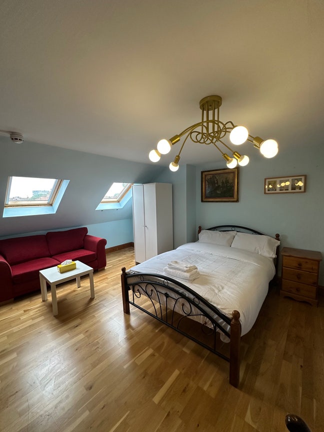 Modern Studio in Tolworth KT6 | Walk to Station Main Photo