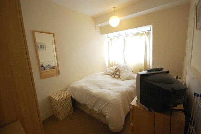Lovely room, friendly clean flat, 5 min to station Main Photo