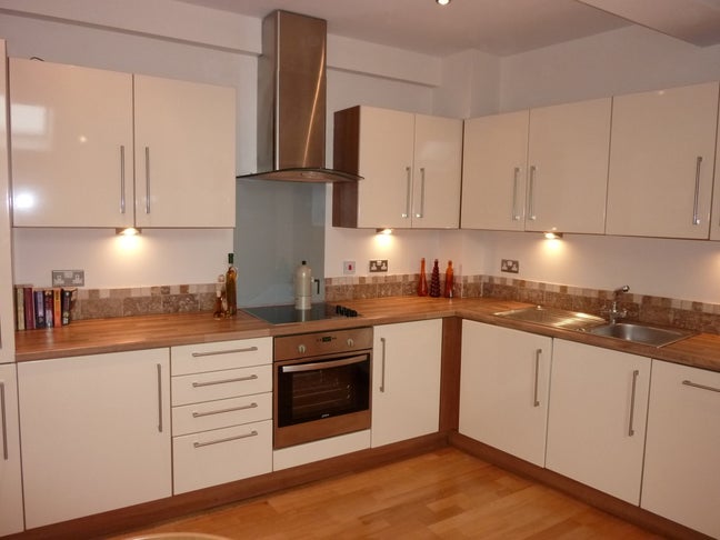 Spacious Ensuite Room Available in 2-Bedroom Flat  Main Photo
