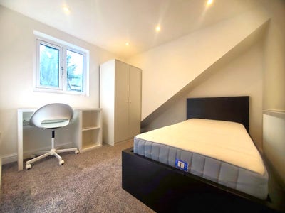 New Student House with 4 Rooms in Heart of Newsome Main Photo