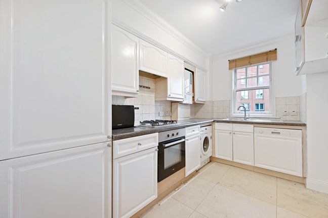 Two Bedroom En-Suite Flat with Communal Gym & Pool Main Photo