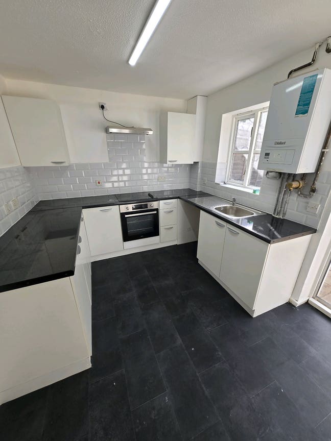 3 Bedroom House in Beckton E6 Available Now Main Photo