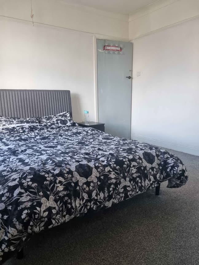 Double Bed Room (Available Now) in Bradford BD2. Main Photo