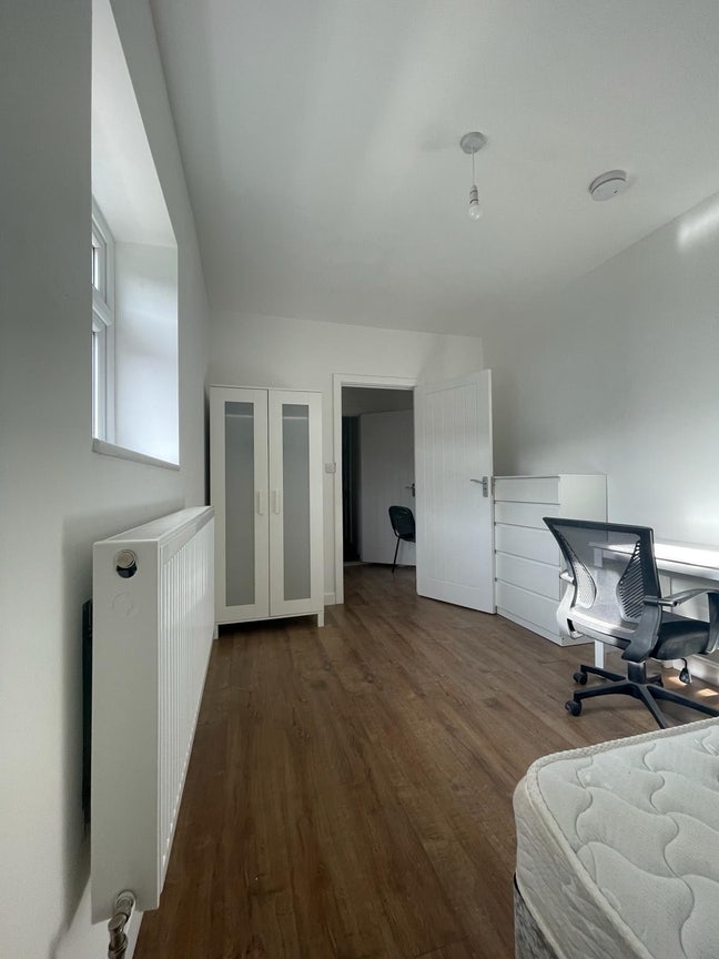 Three 1 bedroom flats Avaliable Bills included Main Photo