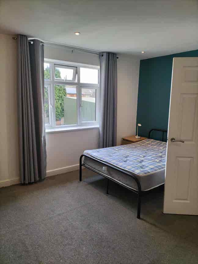 Large Double bedroom with an en suite. Hurry!  Main Photo