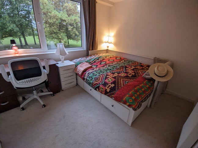Bright Double room in peaceful Cranleigh household Main Photo