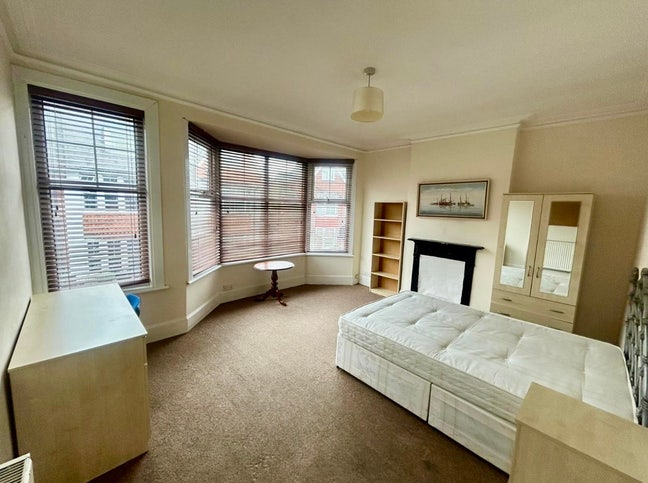 Larger than usual room Main Photo