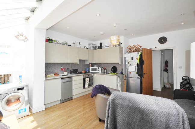 4 bedroom 2 bathroom maisonette in E17 Main Photo