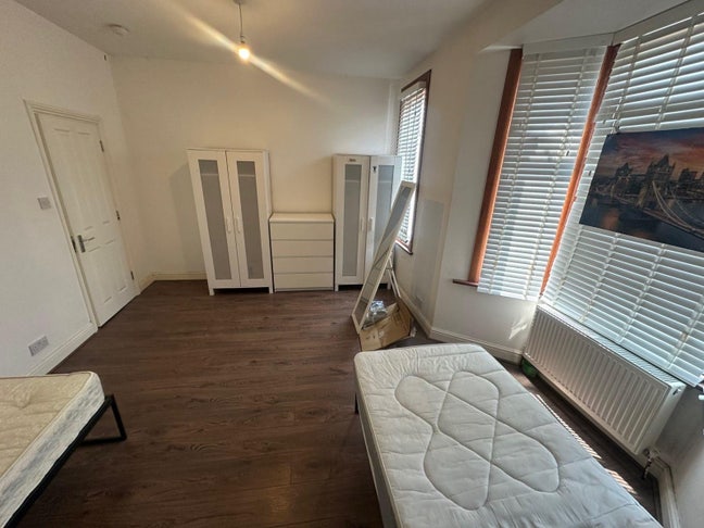 Spacious and Bright Room Available  Main Photo