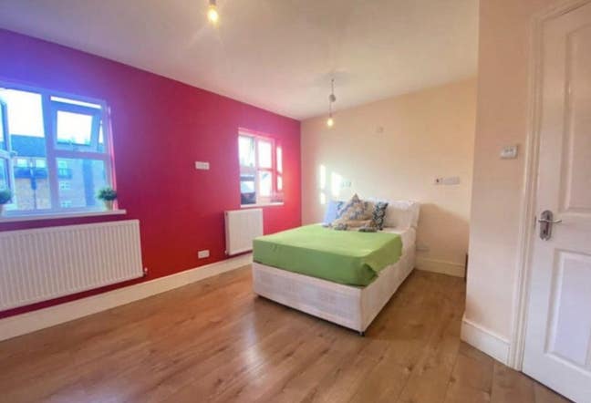 XL Tidy En-suite | 5min to DLR | Friendly Area! Main Photo
