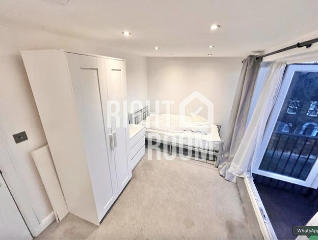 Balcony Room | Close to St | Stores nearby! Main Photo